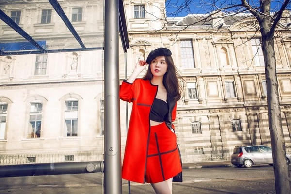 Cả bộ trang phục hoàn hảo lại bị phá hỏng bởi chiếc mũ bê rê không mấy liên quan.