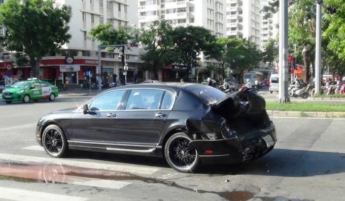 Chiếc xế sang bị biến dạng phần đuôi xe.