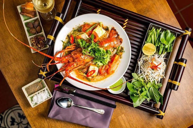 2 m&oacute;n phở đang khiến cộng đồng ẩm thực S&agrave;i G&ograve;n s&ocirc;i sục: T&ocirc; ngập thịt b&ograve; gi&aacute; 2,3 triệu, t&ocirc; sang chảnh với nguy&ecirc;n ch&uacute; t&ocirc;m h&ugrave;m