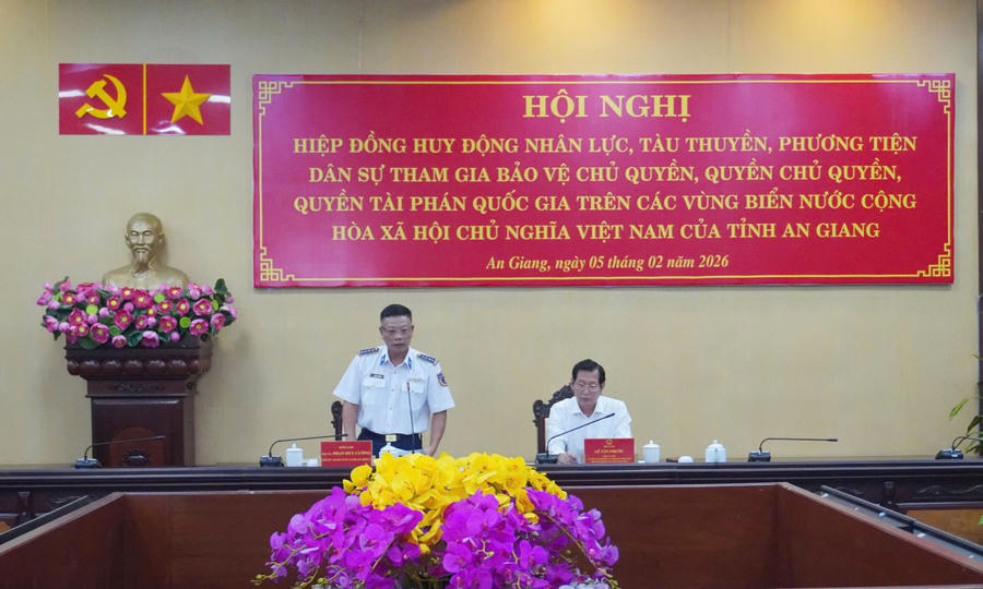 Đại tá Phan Duy Cường - Phó Tư lệnh Vùng Cảnh sát biển 4 phát biểu tại Hội nghị