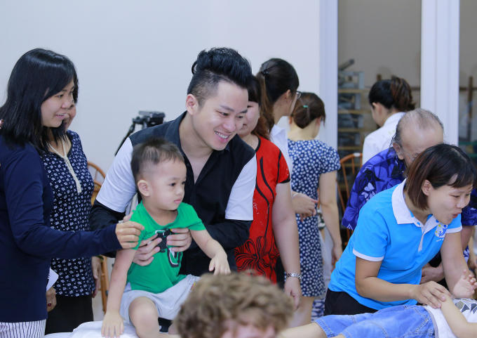 Tùng Dương đã mang những phần quà và tiếng hát cùng thổi bánh sinh nhật, vui bên các em nhỏ tại Trung tâm tự kỷ Sao Mai.