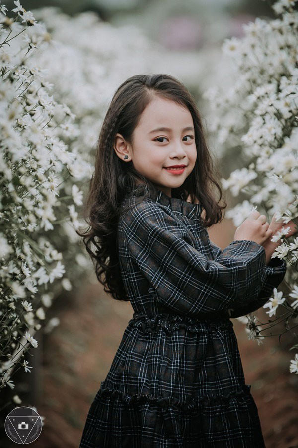 “Tiểu Chi Pu” khiến cư dân mạng sôi sùng sục với bộ ảnh chụp cùng cúc họa mi được đánh giá là đẹp nhất mùa