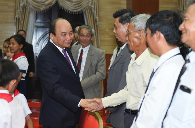 Thủ tướng Nguyễn Xuân Phúc thăm hỏi người Việt tại Campuchia.