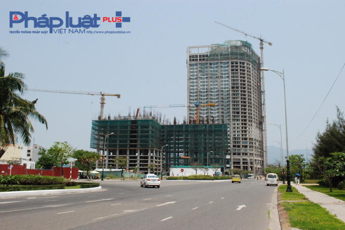 Công trình xây dựng 10 tầng Central Coast (giữa, màu xanh) nằm ngay tuyến đường Võ Nguyên Giáp.