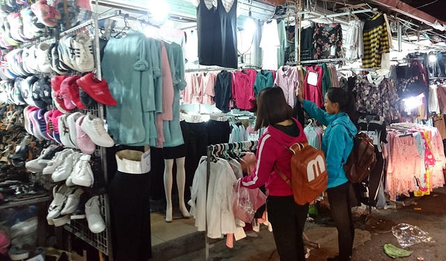 Gi&aacute; quần &aacute;o, gi&agrave;y d&eacute;p ở đ&acirc;y đều rẻ. Như &aacute;o kho&aacute;c m&ugrave;a đ&ocirc;ng c&oacute; gi&aacute; từ 100 - 200 ngh&igrave;n đồng/chiếc.