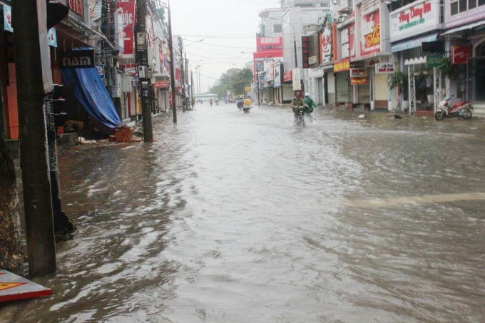 Tuyến đường Hùng Vương, TP Huế ngập nước trong sáng nay 14/10