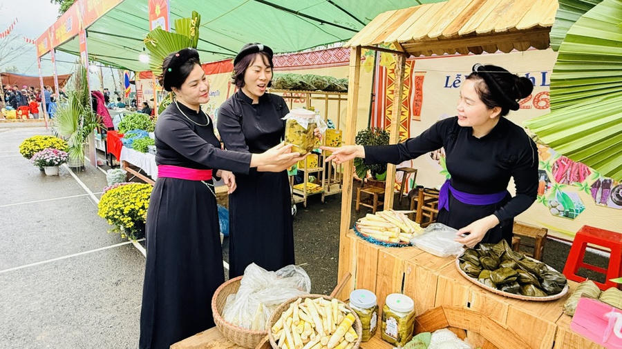 Người dân giới thiệu các sản phẩm OCOP địa phương.