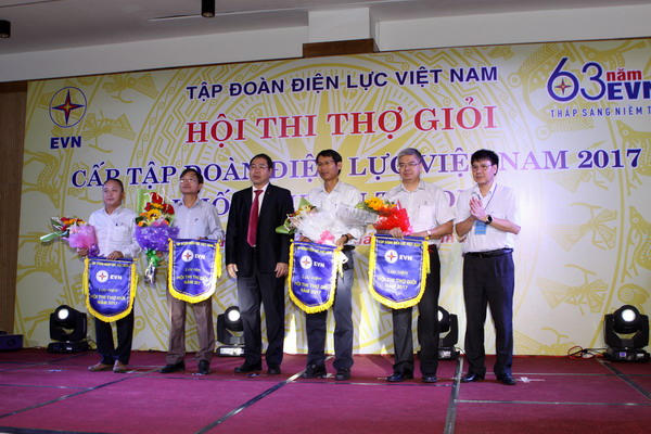 Ông Đỗ Đức Hùng - Phó Chủ tịch Công đoàn Điện lực Việt Nam và ông Nguyễn Hải Hà - Trưởng ban Kỹ thuật sản xuất EVN, Trưởng Ban tổ chức Hội thi tặng cờ cho các đơn vị tham gia dự thi.