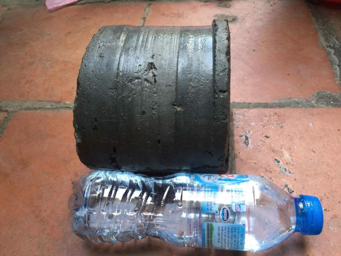 Cục xi măng được tìm thấy trong ống nựa phi 200 dưới nền nhà số 5 Đặng Dung.