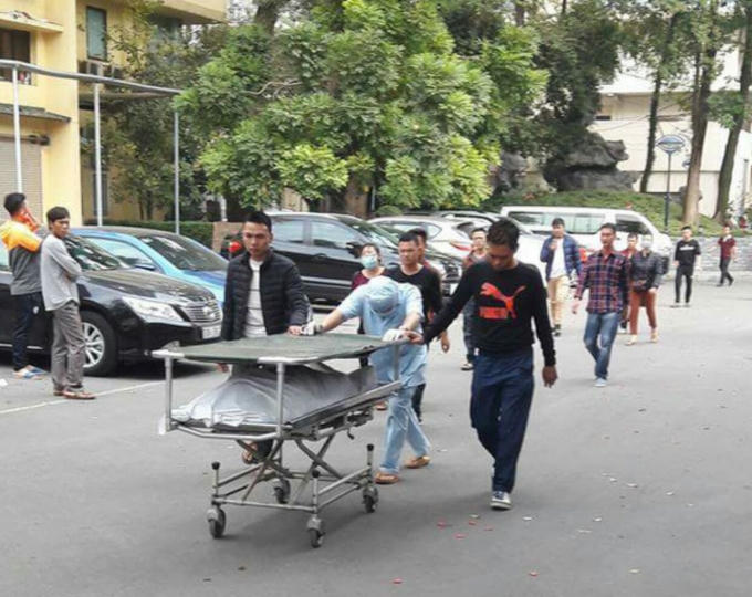 Bệnh nhân được đưa sang BV Bạch Mai. (ảnh Dân Trí)