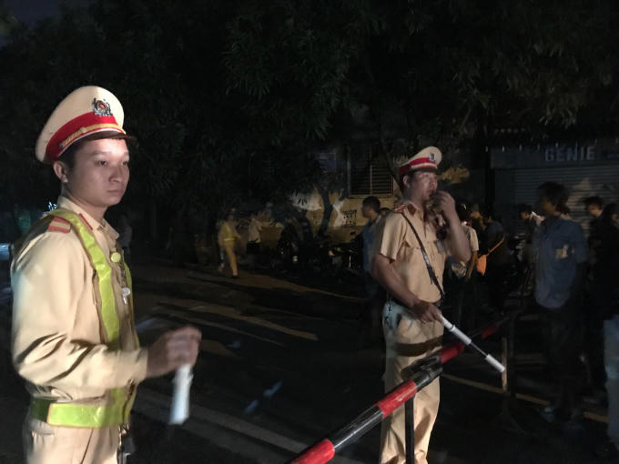 Dù còn lại 1 mình nhưng với lựu đạn trong tay, Sơn tiếp tục cố thủ trên tầng 2 của căn nhà.