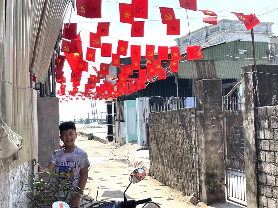 Lối đi ra biển không ồn ã như ngày thường vì mọi người tụ họp bên mâm cơm gia đình