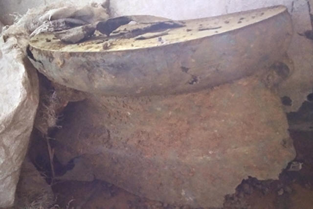 Trống đồng có niên đại khoảng 2.000 năm vừa được phát hiện tại Thành nhà Hồ-Thanh Hóa. (Ảnh: Trung tâm bảo tồn Di sản thế giới Thành Nhà Hồ cung cấp)