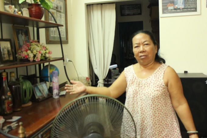 Bụi bám lên đầy các vật dụng của nhà bà Liêm.