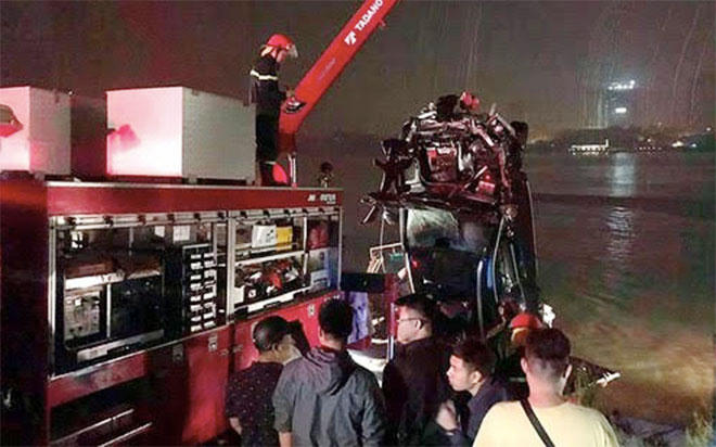 Lực lượng chức năng tiến h&agrave;nh trục vớt chiếc xe bị nạn.