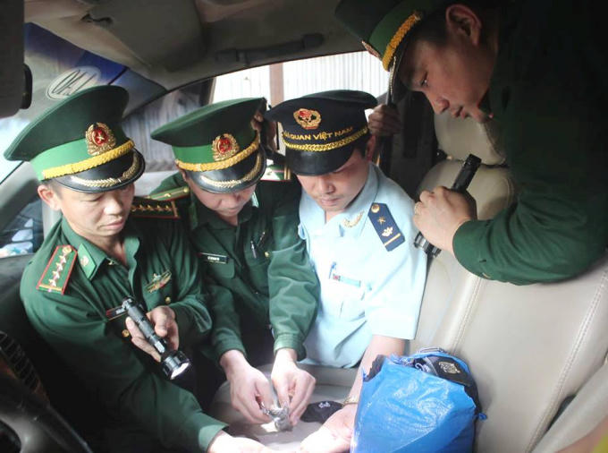 Cơ quan chức năng khám xét và phát hiện 600 viên hồng phiến được dấu trong xe ô tô.