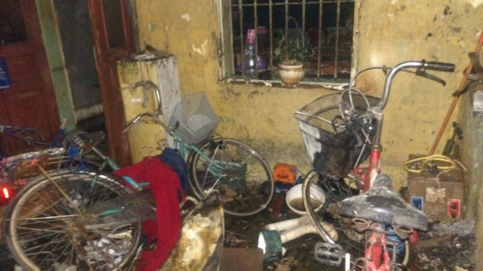 Nhiều vật dụng trước cửa lớp học nhà hàng xóm cũng bị ngọn lửa thiêu rụi.