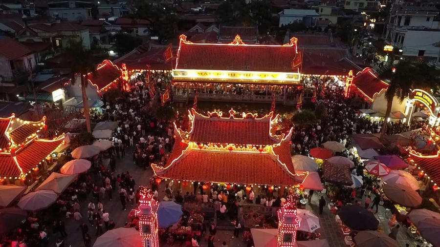 Hàng vạn người đổ về chợ “mua may, bán rủi” Viềng Xuân- Phủ Dầy