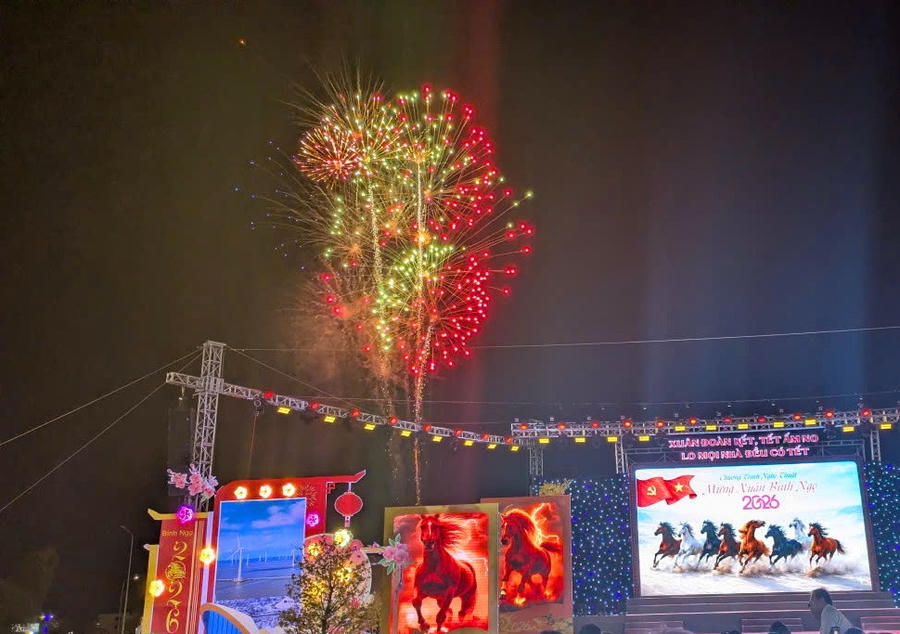 Pháo hoa lung linh sắc màu tại điểm cầu Quảng trường Phan Ngọc Hiển, khép lại khoảnh khắc thiêng liêng, mở ra một năm mới tràn đầy niềm tin và hy vọng.