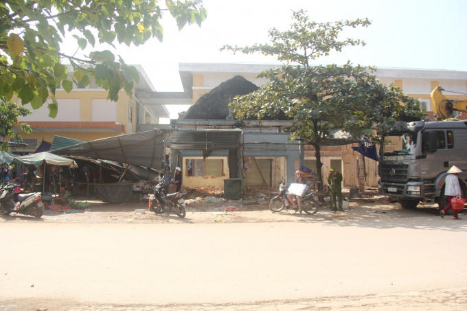 Khu chợ Cộn bị sập vào sáng 10/12 khi một đơn vị thi công đang phá dỡ công trình cũ.