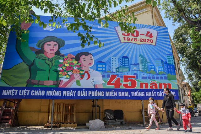 Những con phố Hà Nội trở nên rực rỡ, sinh động hơn với sắc đỏ của băng rôn, khẩu hiệu chào mừng ngày lễ lớn của dân tộc.