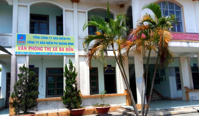Tấm biển giới thiệu của bảo hiểm PVI nổi bật giữa trụ sở chính quyền phường Quảng Phúc.