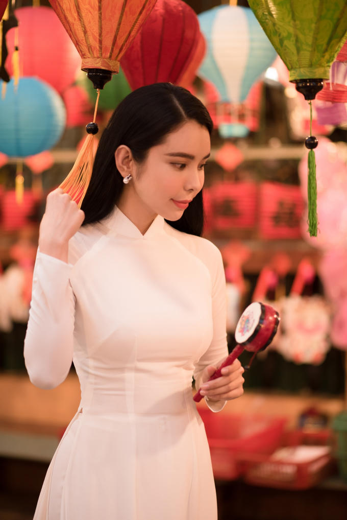 Nhà nghèo, Huỳnh Vy quyết định xin mẹ được đi giúp việc nhà cho một gia đình gần đó để đổi lấy việc tiếp tục đến trường.