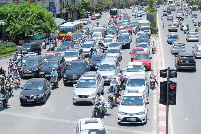 Những ngày qua, thời tiết ở Hà Nội ghi nhận mức nắng nóng kỷ lục khi nhiệt độ ngoài trời lên đến 44-45 độ C, đây là mức nhiệt lớn nhất ghi nhận trong 40 năm qua. Nắng nóng gay gắt, kéo dài khiến cho cuộc sống của người dân bị đảo lộn nghiêm trọng.