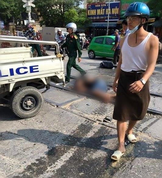 Người đàn ông điều khiển xe máy tử vong tại chỗ sau khi bị kéo lê hàng chục mét. (Ảnh: Dương Khang).