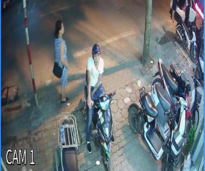 Hình ảnh gã đàn ông được camera an ninh của cửa hàng ghi lại.