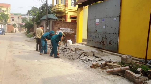 Các lực lượng chức năng tiến hành phá dỡ các công trình lấn chiếm (ảnh Đào Tấn)