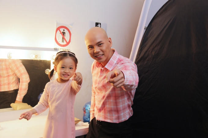 Bà xã Phan Đinh Tùng phá lệ cầm mic cùng chồng tại Sài Gòn Đêm Thứ 7