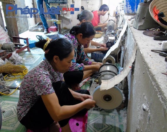 Làng nghề truyền thống Đô Hai thuộc xã An Lão, huyện Bình Lục, là làng nghề mỹ nghệ truyền thống lâu đời với lịch sử hơn 100 năm tồn tại và phát triển. Theo người dân ở làng cho biết tổ nghề của làng là cụ Nguyễn Văn Tấn, cụ đã  đưa nghề về truyền dạy cho nhân dân trong làng.