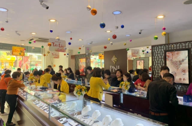 Cầm vàng sợ vàng rơi, dân mất ngay tiền triệu sau ngày vía Thần Tài