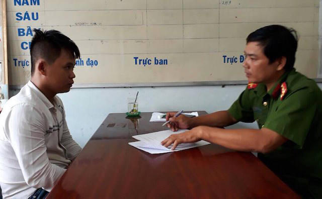 Bị can Hồ Huỳnh Tuấn Anh tại cơ quan điều tra vào ngày 18/10. (Ảnh: Dân trí)