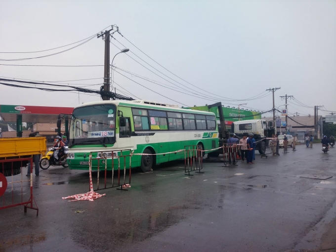 Một đoạn đường được phong tỏa để khắc phục sự việc.