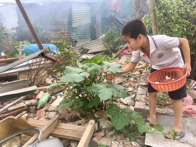 Cháu Nguyễn Quang Minh con trai chị Thập đang phải sống trong sự thiếu thốn về cơ sở vật chất cũng như tinh thần.