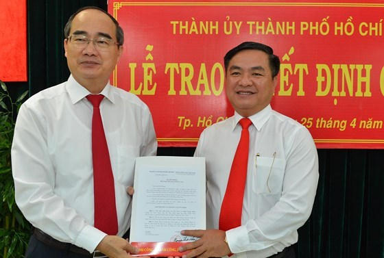 Đồng chí Nguyễn Thiện Nhân trao quyết định cho đồng chí Trần Trọng Tuấn.