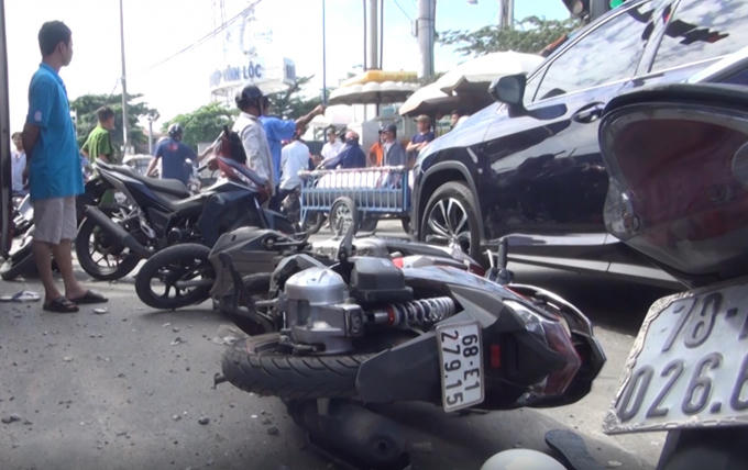Xe máy nằm la liệt sau va chạm.