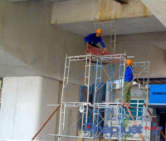 Các công nhân đang thi công nhà ga trên đường Hoàng Cầu.