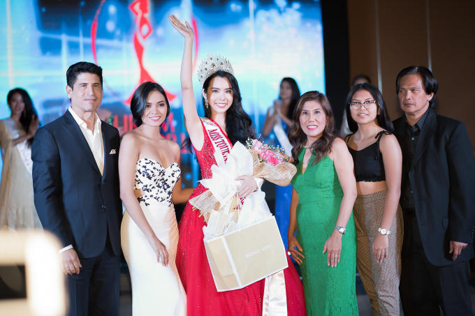 Huỳnh Vy chụp ảnh cùng người thân và bạn bè.