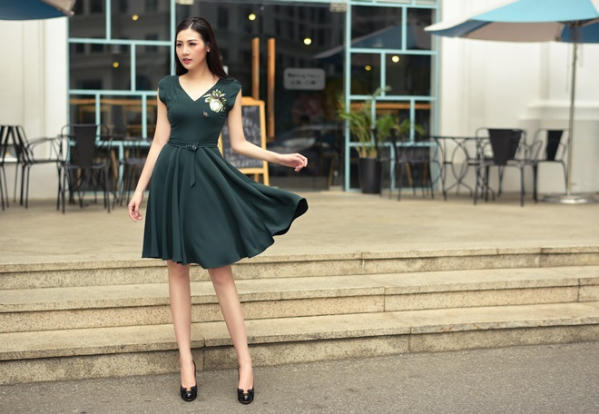 Kiểu đầm trên ôm dưới xòe với điểm nhấn là họa tiết hình quả táo tạo nên sự mềm mại tuyệt đối cho người mặc. Phần eo cũng có điểm nhấn với đai thắt ngang tinh tế giúp chị em có thể diện đi chơi hoặc đi làm đều rất đẹp.