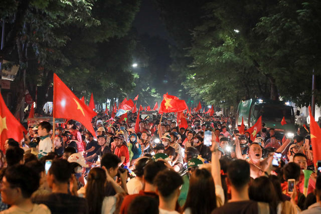 Trước đối thủ mạnh Malaysia, đội tuyển Việt Nam đã chơi đầy khoa học để giành chiến thắng 2-0 ở lượt trận thứ 3 bảng A AFF Cup 2018. Hàng nghìn cổ động viên đã đổ về ngã tư phố Huế, Hàng Bài để ăn mừng chiến thắng.