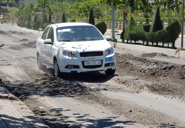 Các phương tiện lưu thông gặp nhiều khó khăn.
