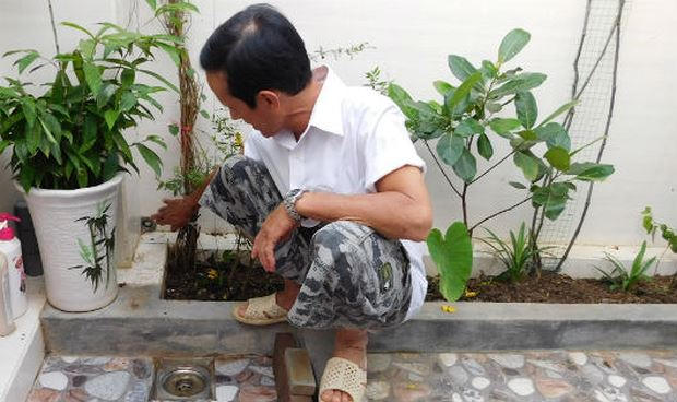 Ống nước được người dân chuẩn bị sẵn mong mỏi được cấp nước.