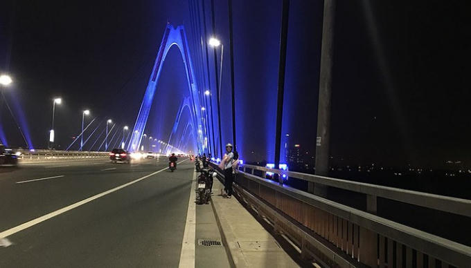 Đùa giỡn tính mạng, người dân kéo nhau lên cầu Nhật Tân 'hóng gió'