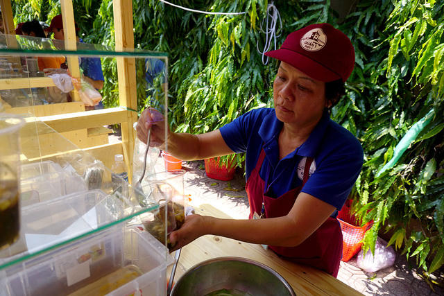 Các món ăn vặt như chè, bánh tráng... được nhiều người ưa chuộng.