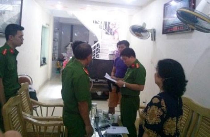 Đọc lệnh khám xét, bắt tạm giam đối với Trần Đình Xuân.