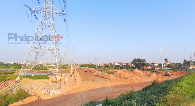 Bên phía khu vực Văn Giang, Hưng Yên, đơn vị thi công cũng đang san lấp mặt bằng tạo cốt đường - nơi đường dẫn lên cầu chạy qua các xã Mễ Sở, Thắng Lợi và cạnh đường dây điện 500kV.