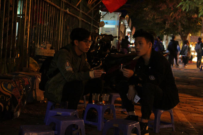 Tại các quán nước vỉa hè đa số mọi người gọi trà nóng để làm ấm bụng mình.